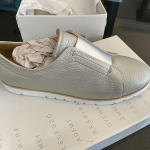 Geox 10 us silver slip ons